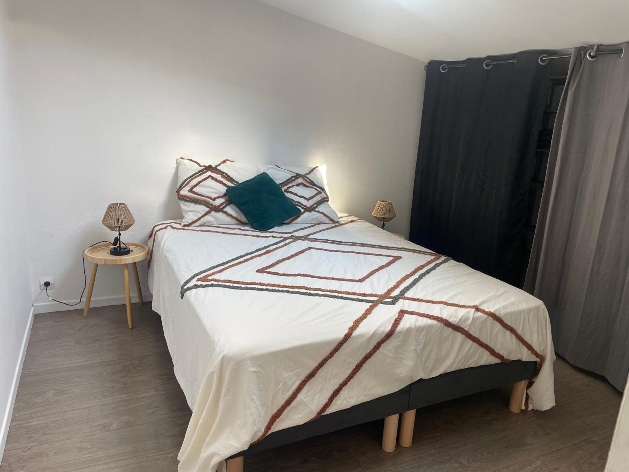 Le Nid De Sacha Apartment Еперне Екстериор снимка